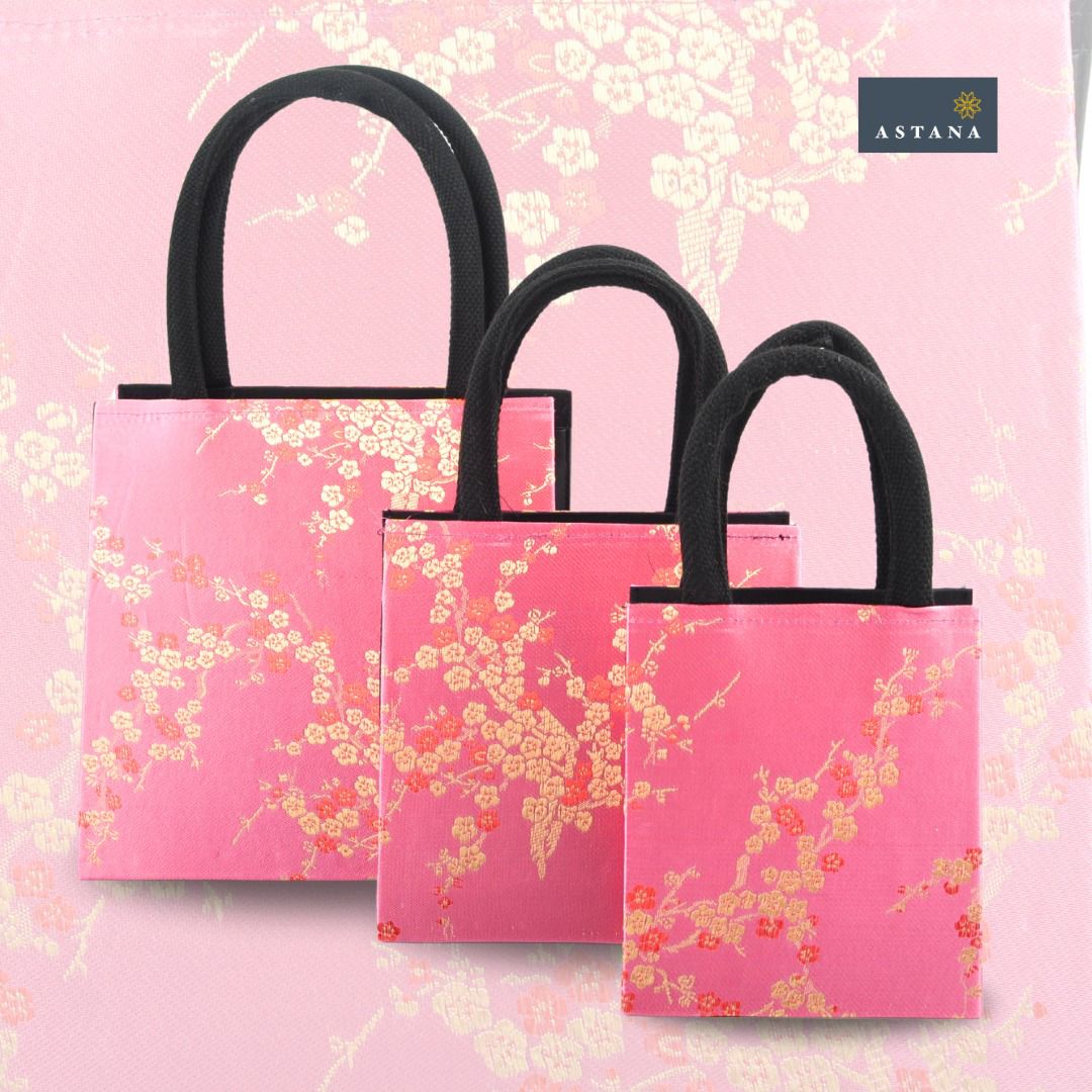 Pink CNY Songket Bag L
35 x 30 x 14 cm
