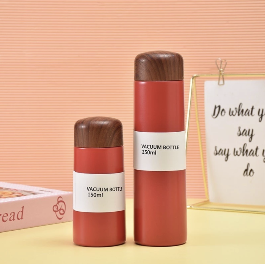 Thermos bottle 500ml with wooden design cap Red