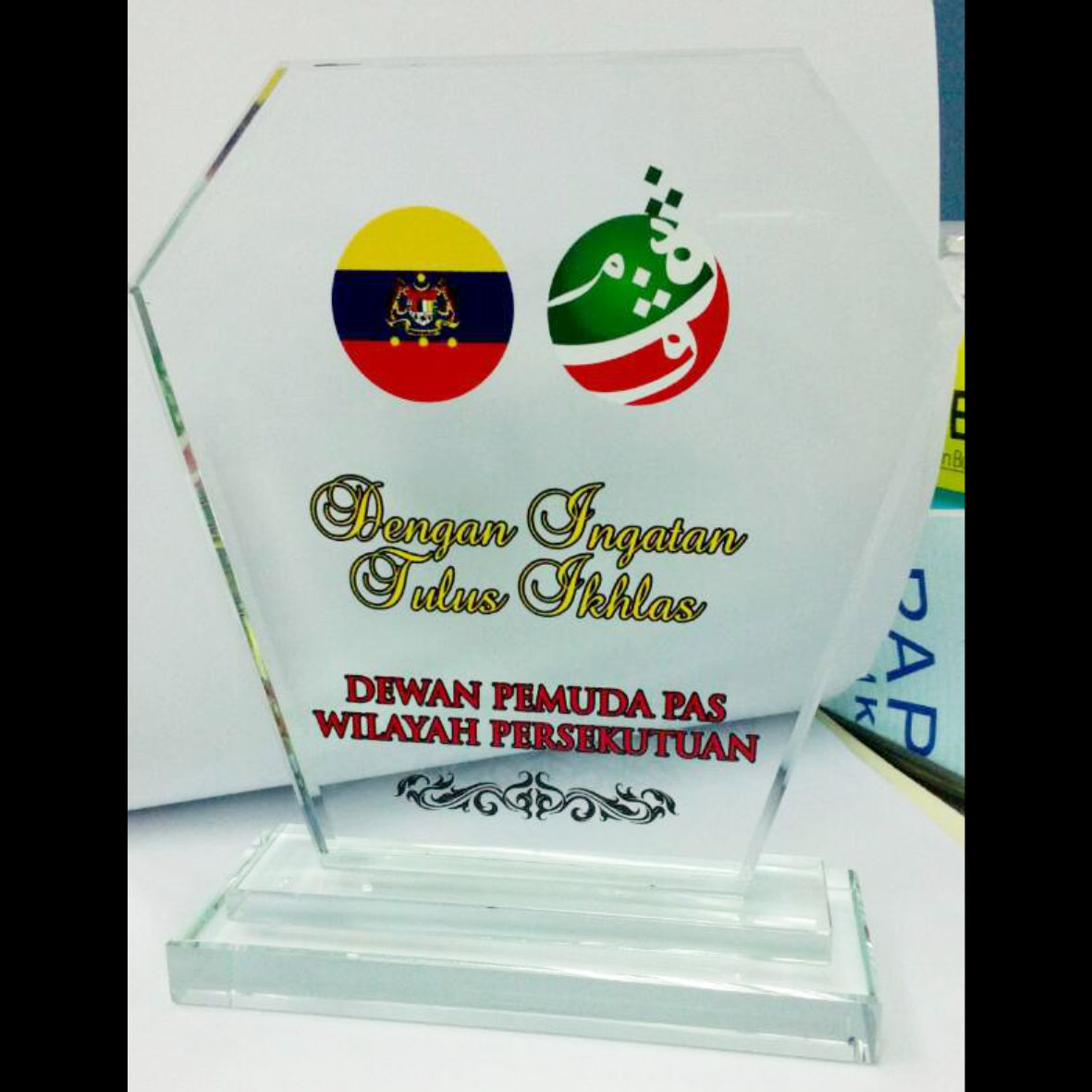 Hexaview Crystal Plaque 15*5*18cm