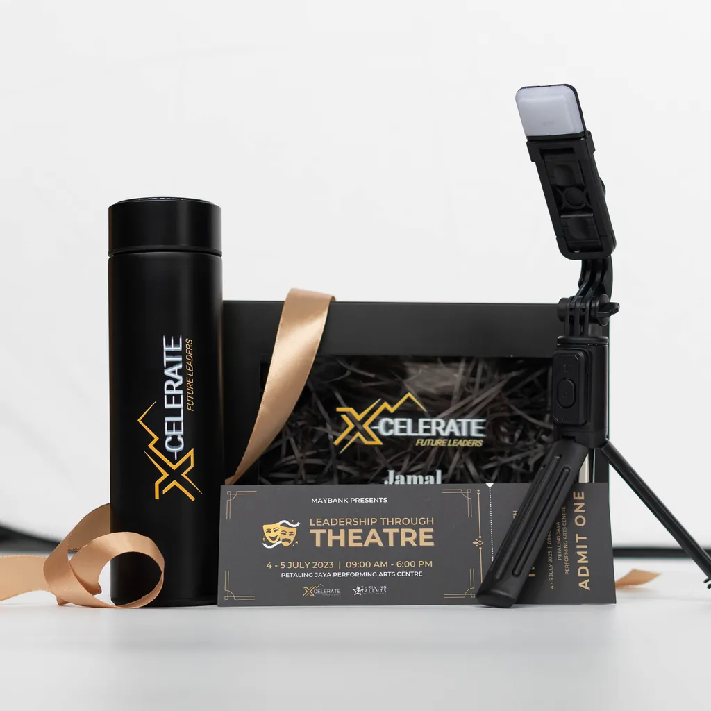 Snap & Sip Gift Set – Smart Flask, Selfie Tripod & Personalized Packaging - Image 2