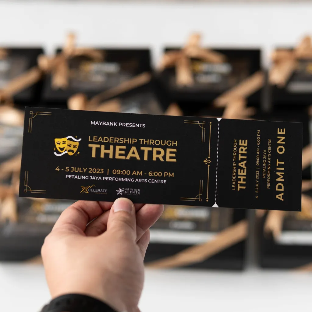 Snap & Sip Gift Set – Smart Flask, Selfie Tripod & Personalized Packaging - Image 3