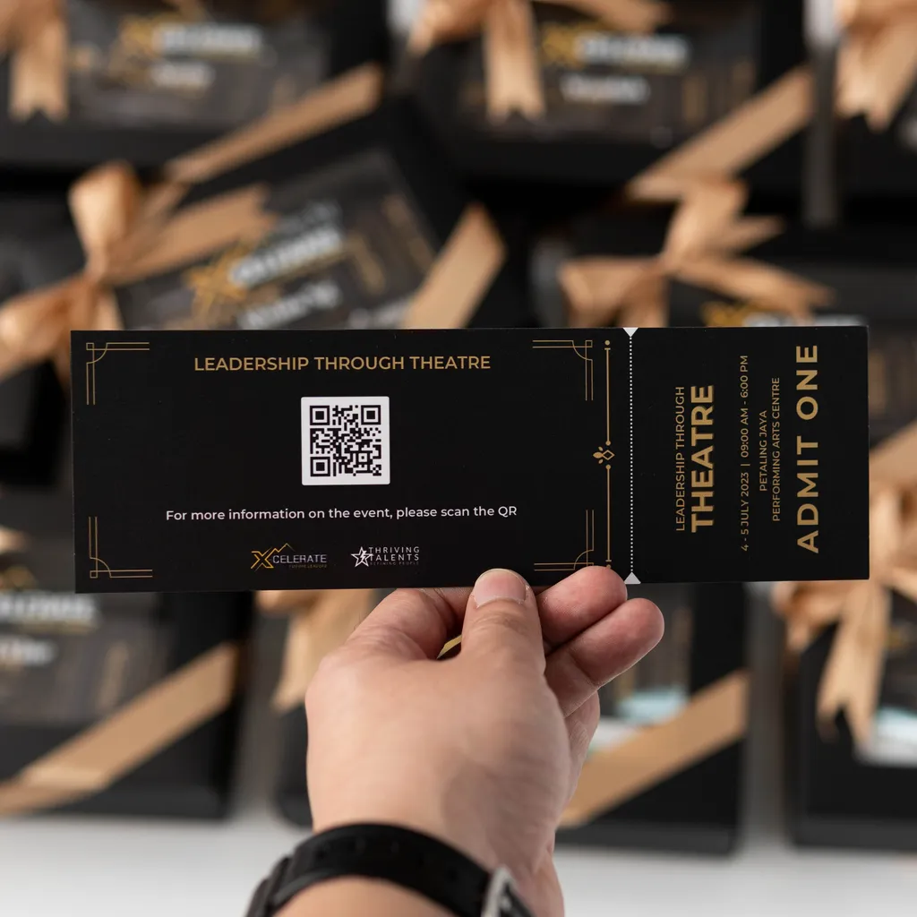 Snap & Sip Gift Set – Smart Flask, Selfie Tripod & Personalized Packaging - Image 4