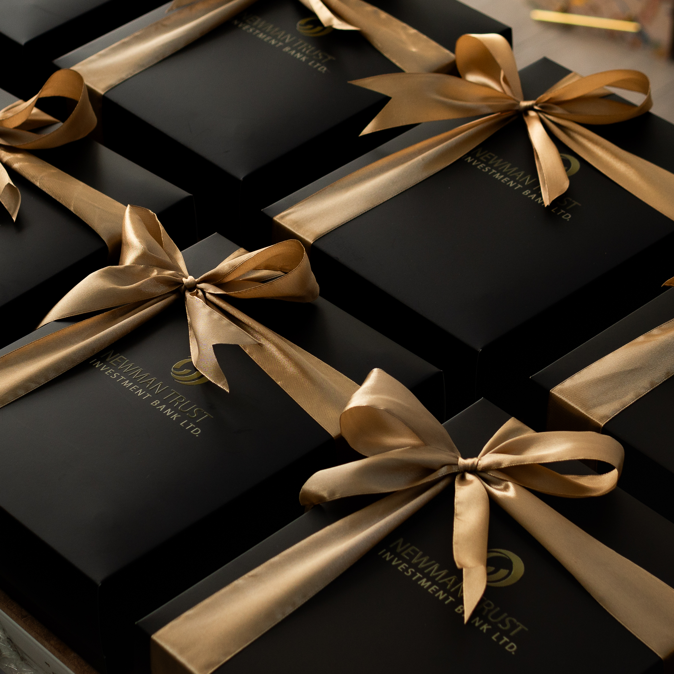 Executive Black Gift Set – LED Thermal Flask & Suede Notebook in Gift Box - Image 3